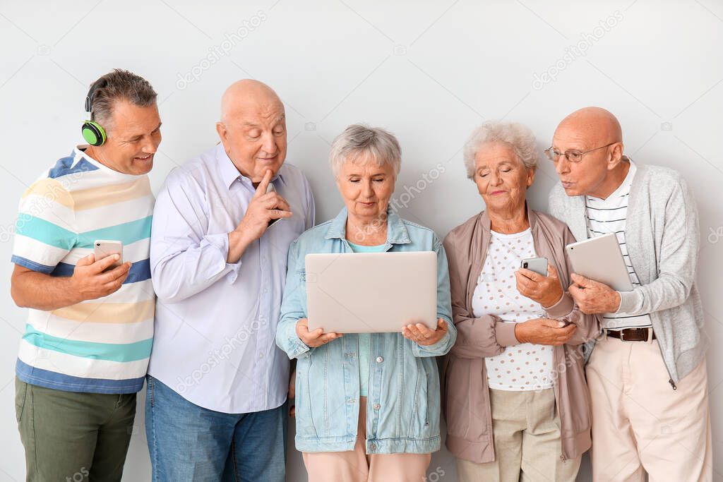 Seniorin lernt die Bedienung eines Smartphones.